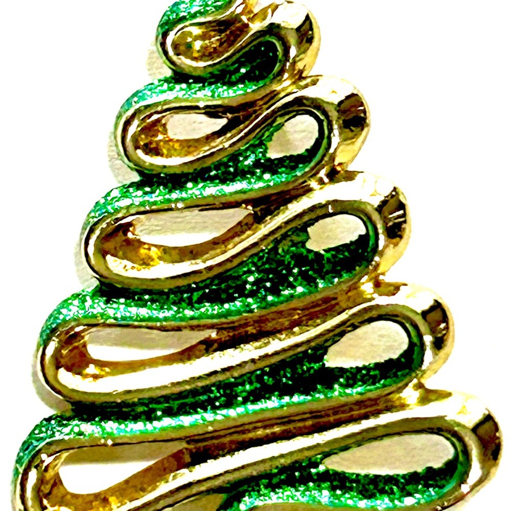 SIGNED AJC Polished Gold-Tone Green Glitter Ribbon Christmas Tree Brooch Pin